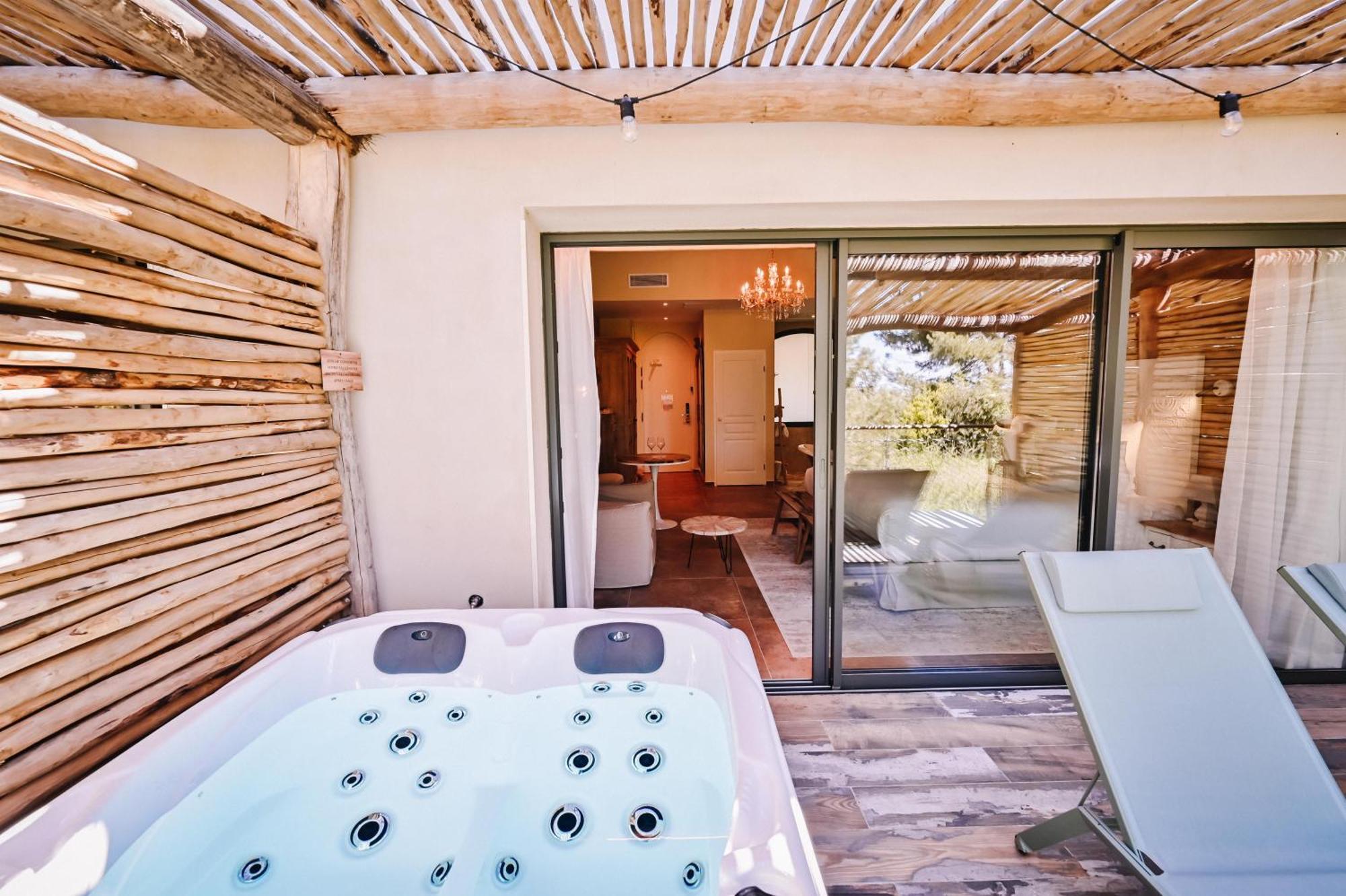 Le Hameau Des Pesquiers Ecolodge & Spa, Curio Collection By Hilton Hyeres Exterior photo A private hot tub at a hotel