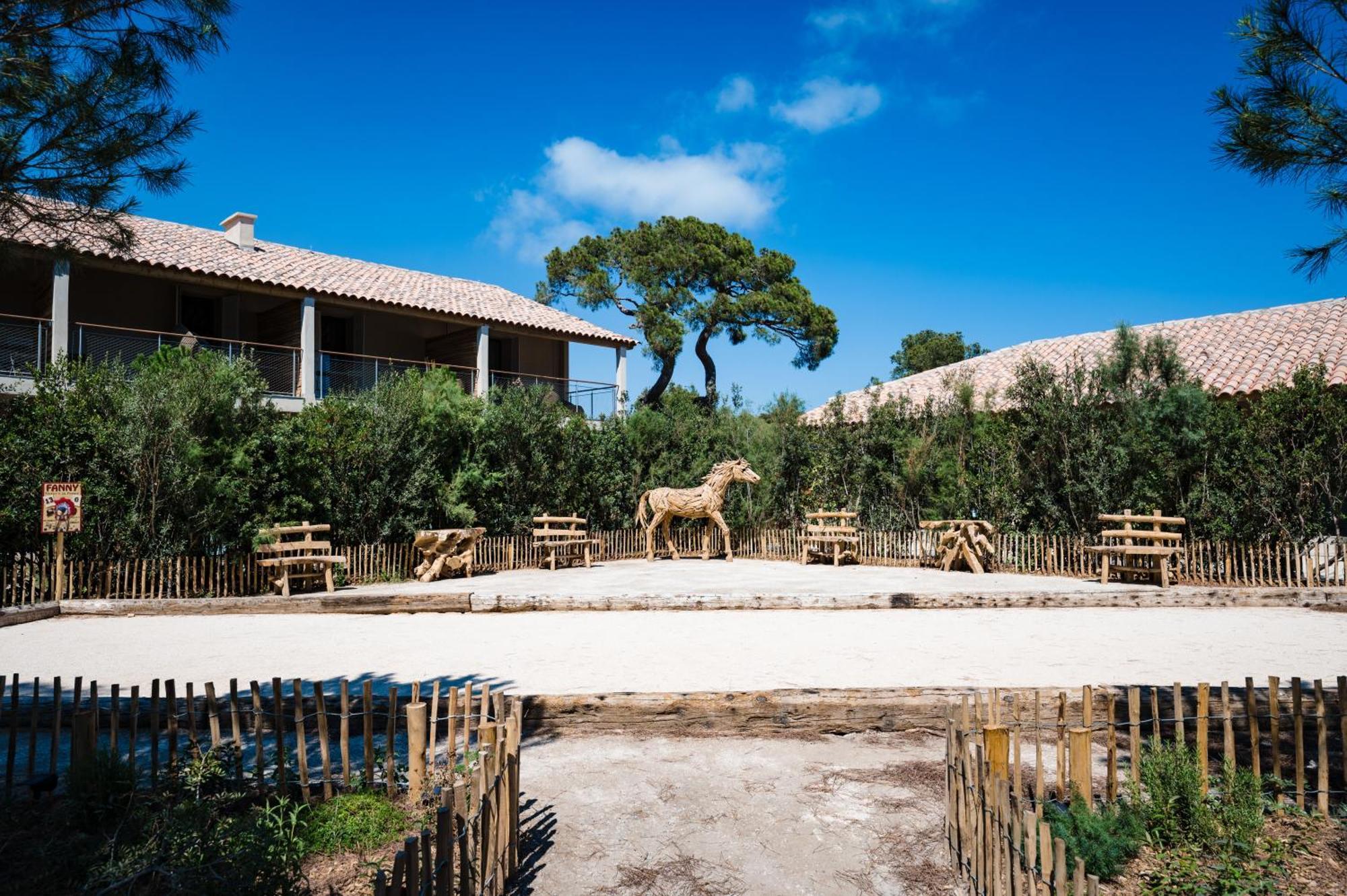Le Hameau Des Pesquiers Ecolodge & Spa, Curio Collection By Hilton Hyeres Exterior photo Giraffes at the zoo