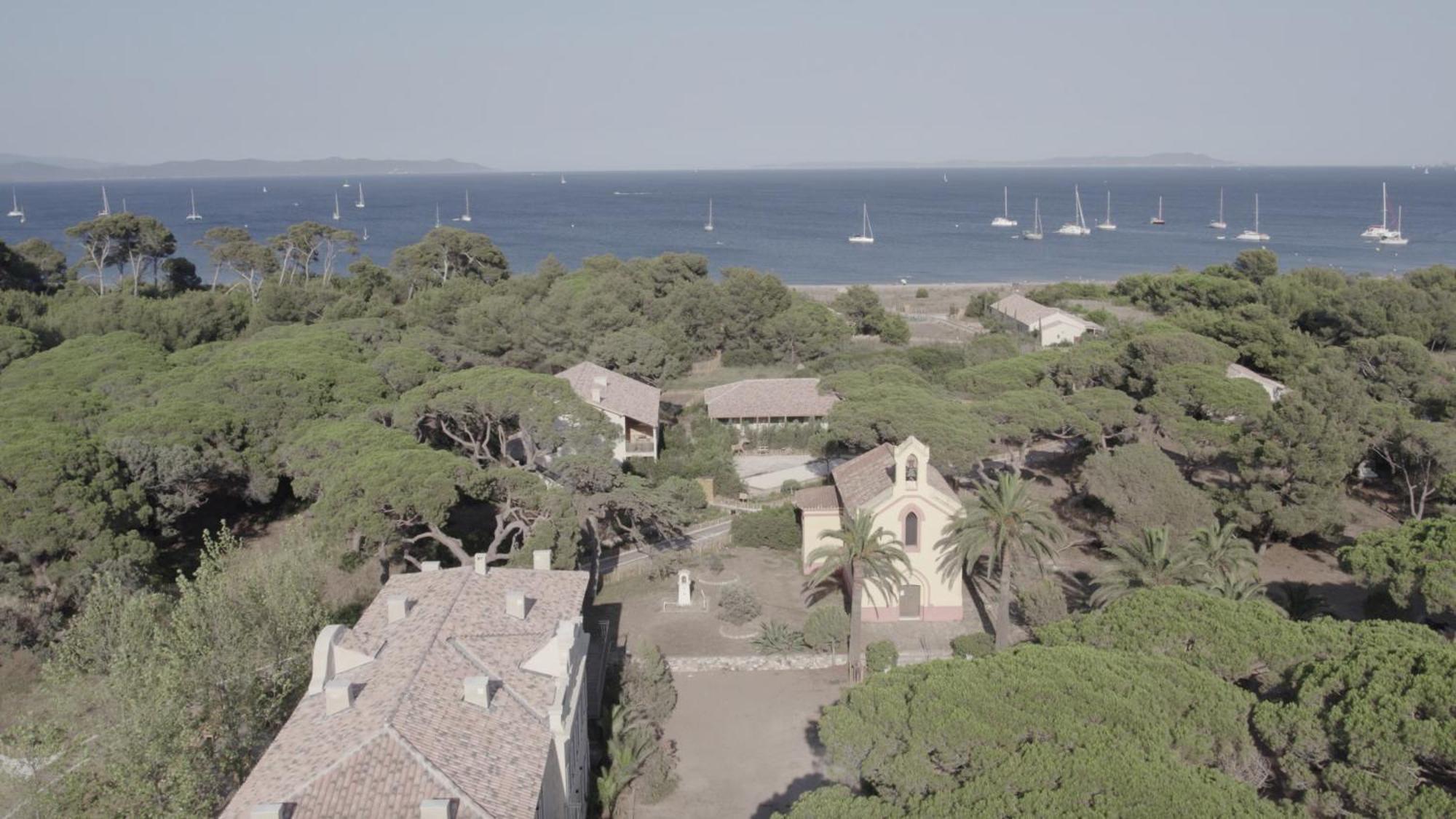 Le Hameau Des Pesquiers Ecolodge & Spa, Curio Collection By Hilton Hyeres Exterior photo A view of the village