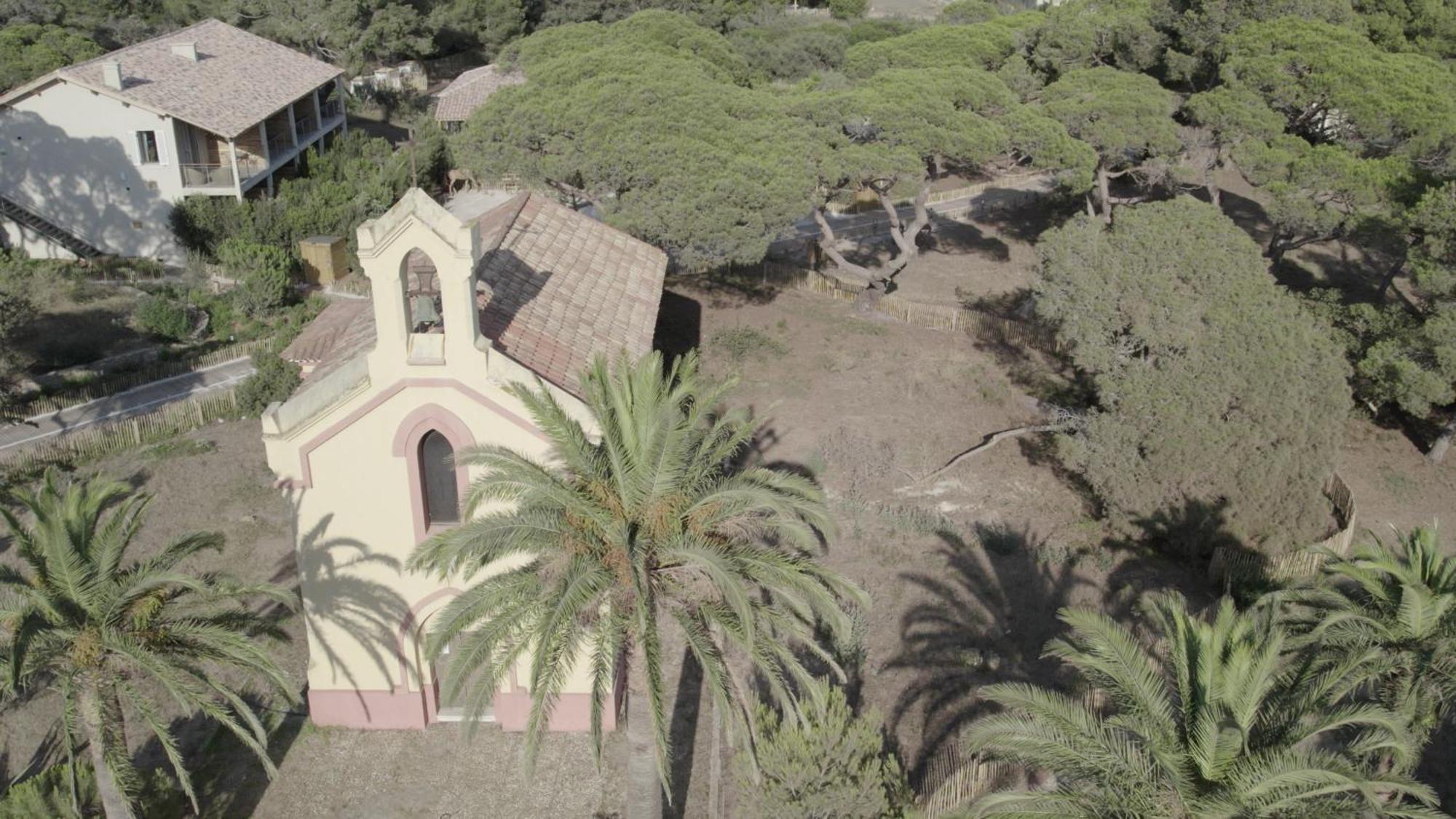 Le Hameau Des Pesquiers Ecolodge & Spa, Curio Collection By Hilton Hyeres Exterior photo The church of Saint-André