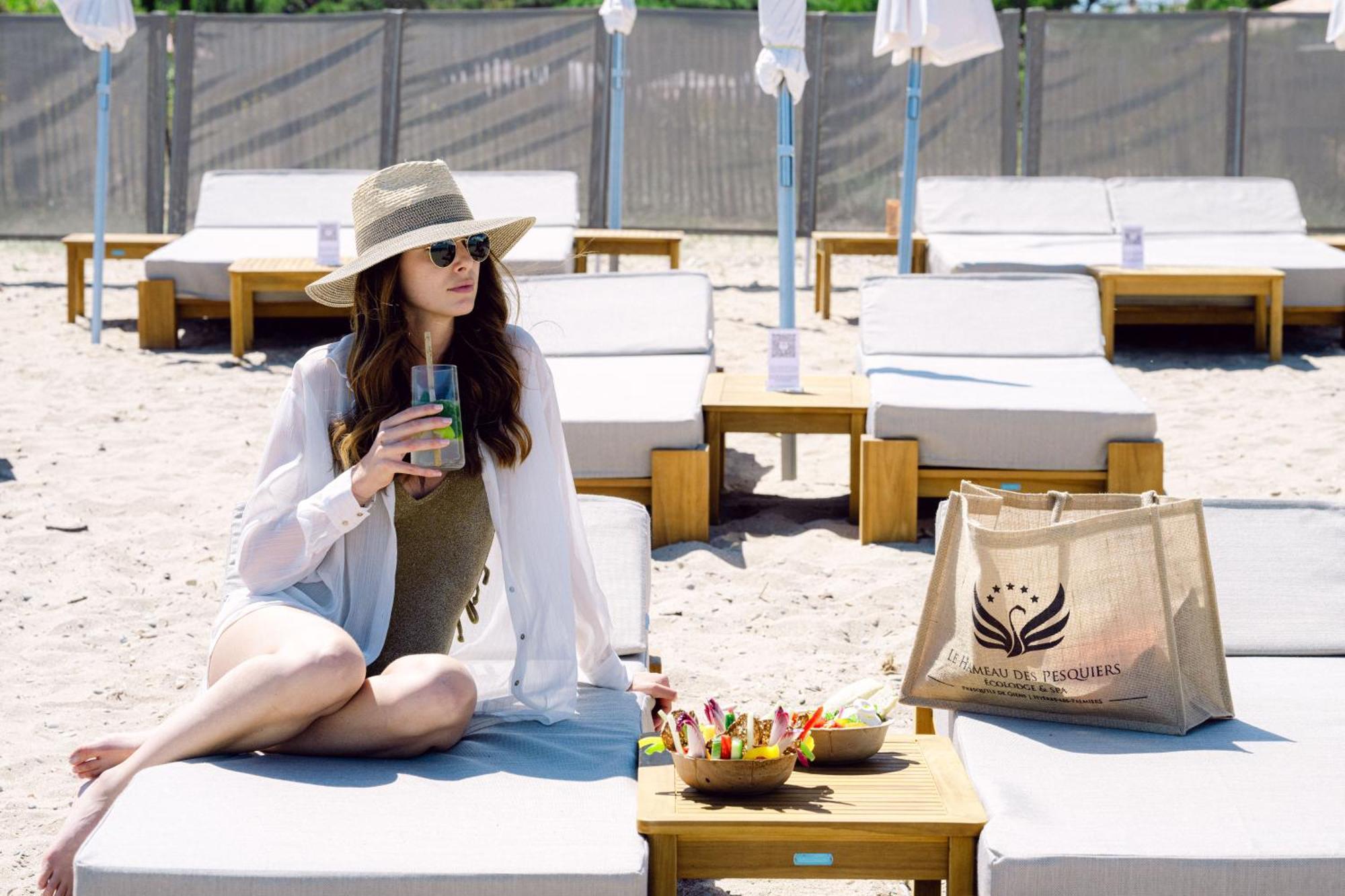 Le Hameau Des Pesquiers Ecolodge & Spa, Curio Collection By Hilton Hyeres Exterior photo A woman relaxing at a beach