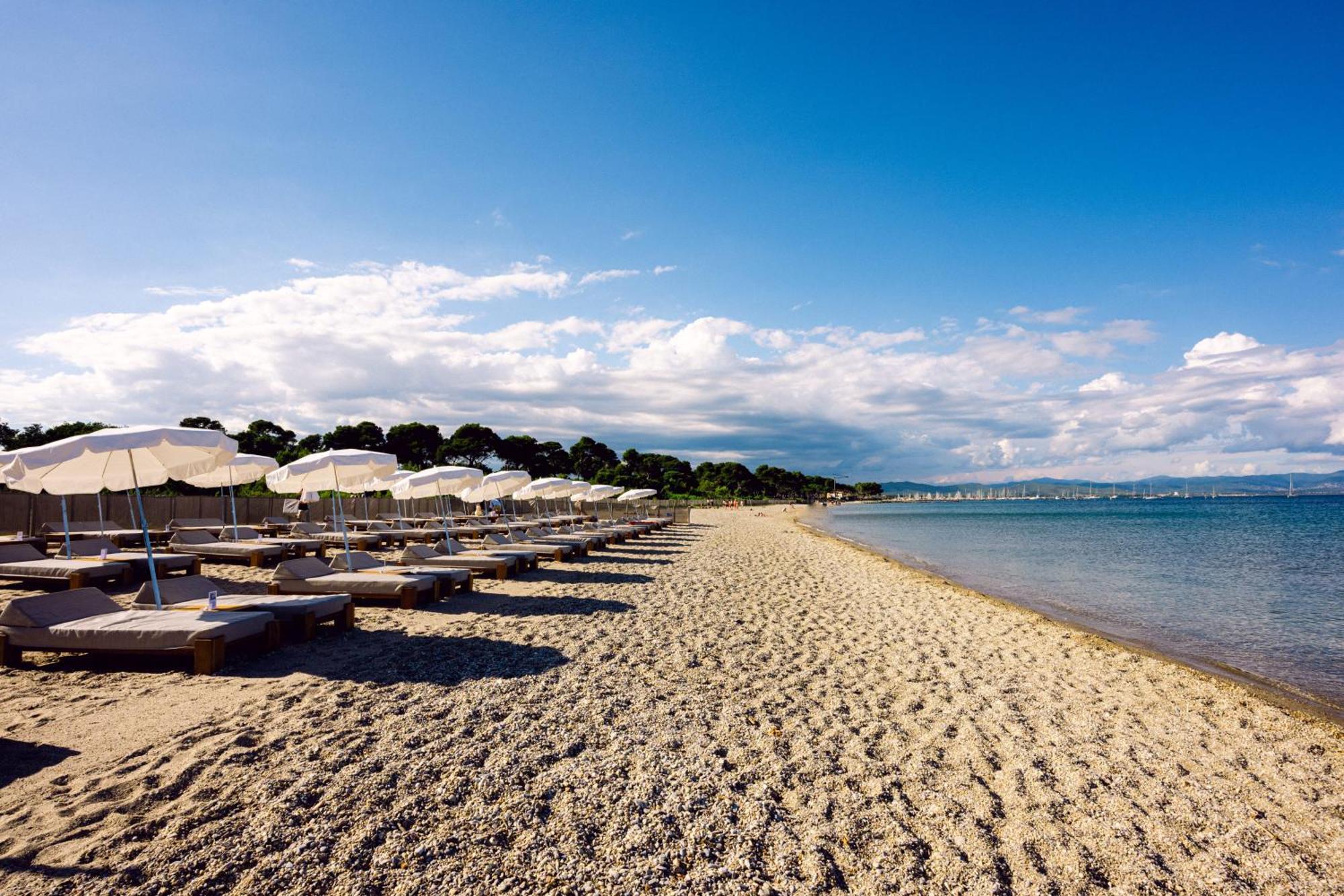 Le Hameau Des Pesquiers Ecolodge & Spa, Curio Collection By Hilton Hyeres Exterior photo The beach of Agia Marina