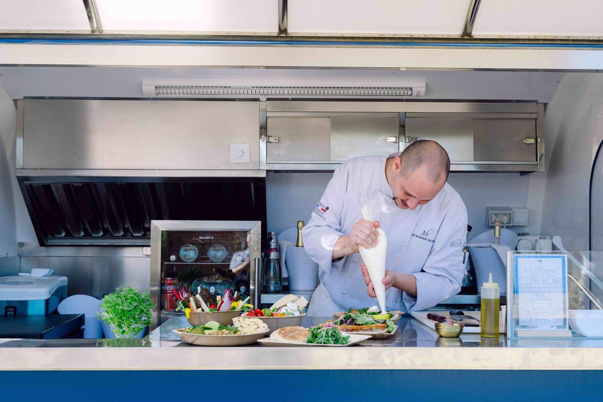 Le Hameau Des Pesquiers Ecolodge & Spa, Curio Collection By Hilton Hyeres Exterior photo A chef preparing a meal