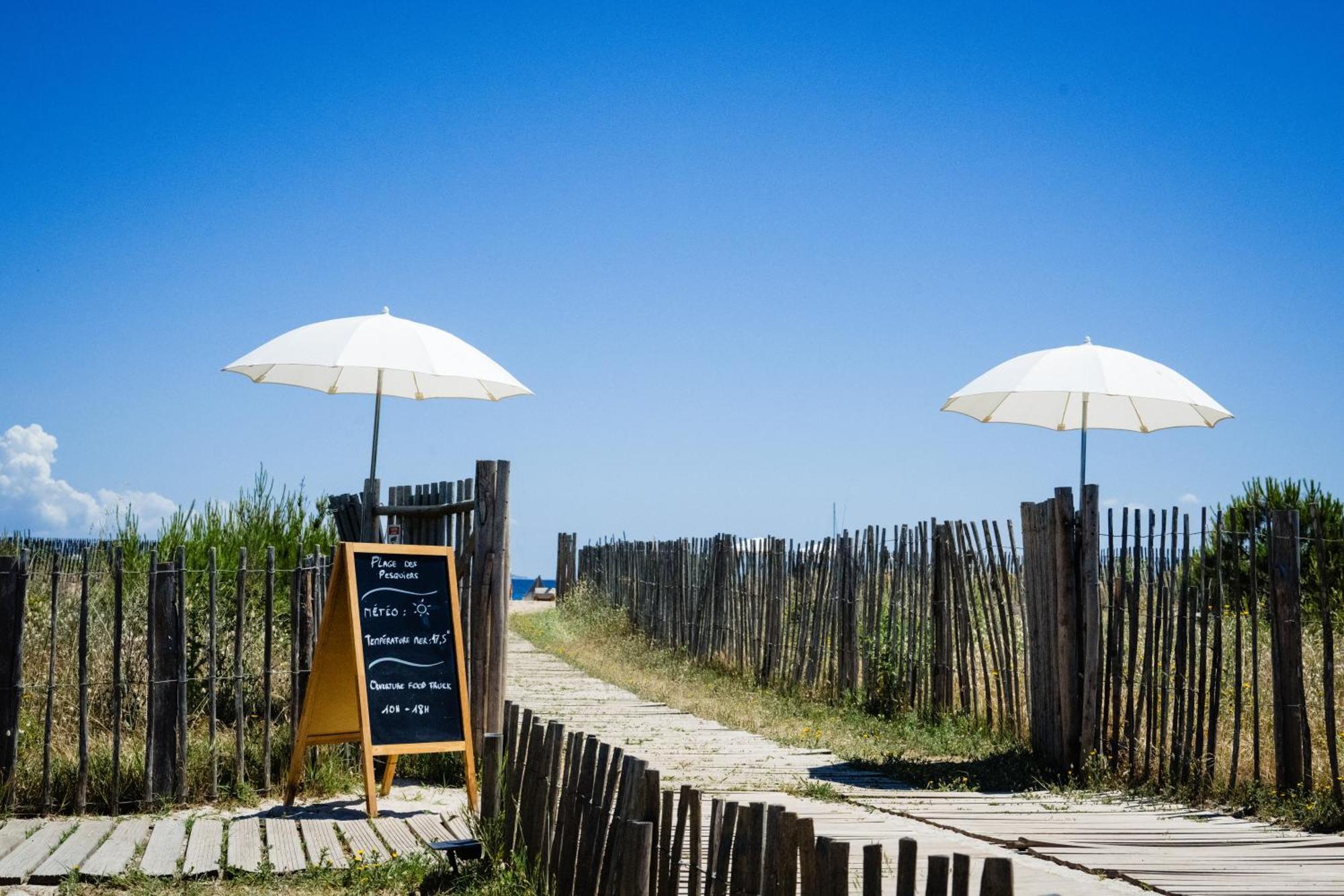 Le Hameau Des Pesquiers Ecolodge & Spa, Curio Collection By Hilton Hyeres Exterior photo The beach at Port-la-Nouvelle