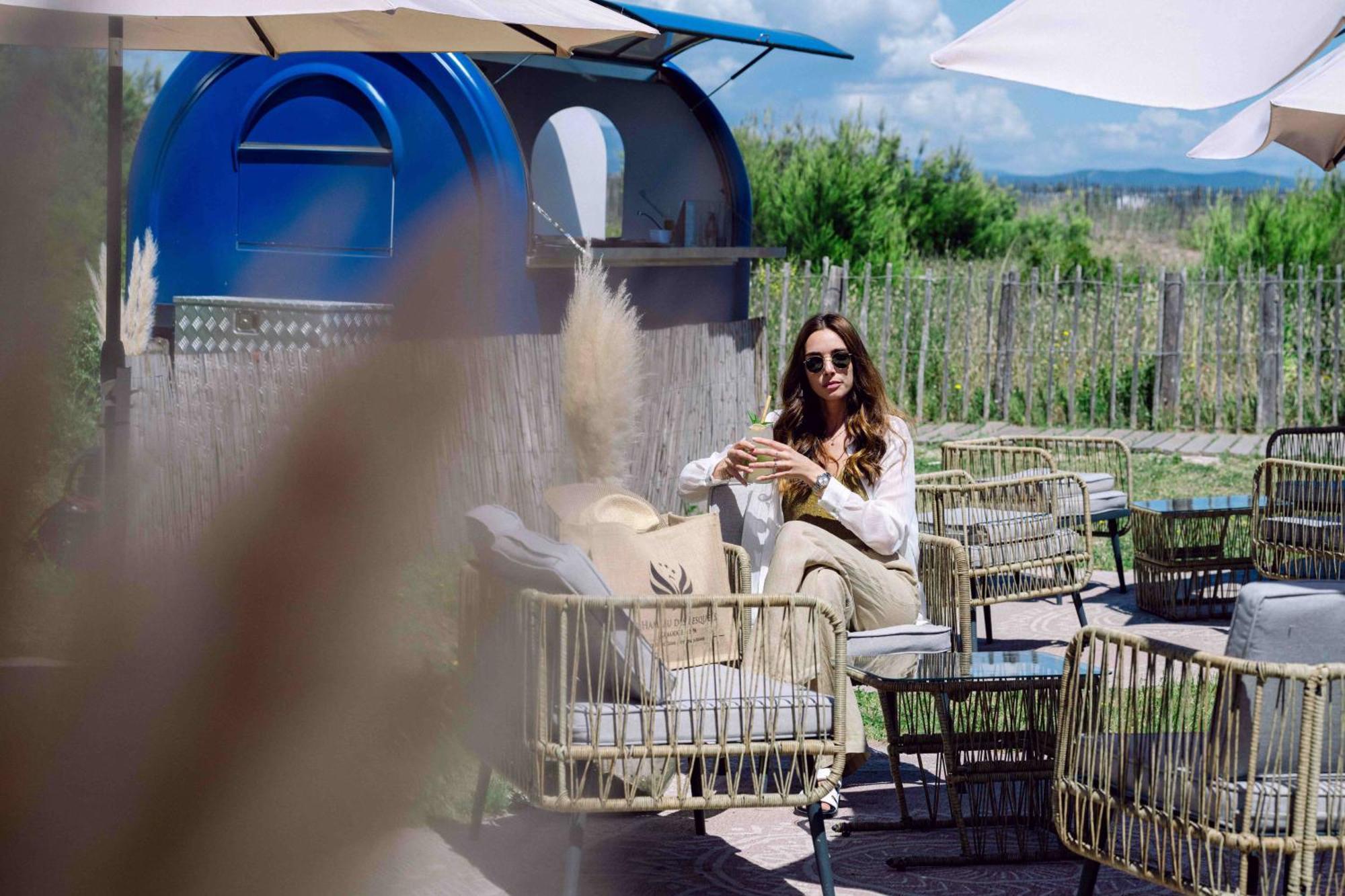 Le Hameau Des Pesquiers Ecolodge & Spa, Curio Collection By Hilton Hyeres Exterior photo A woman sitting in a restaurant
