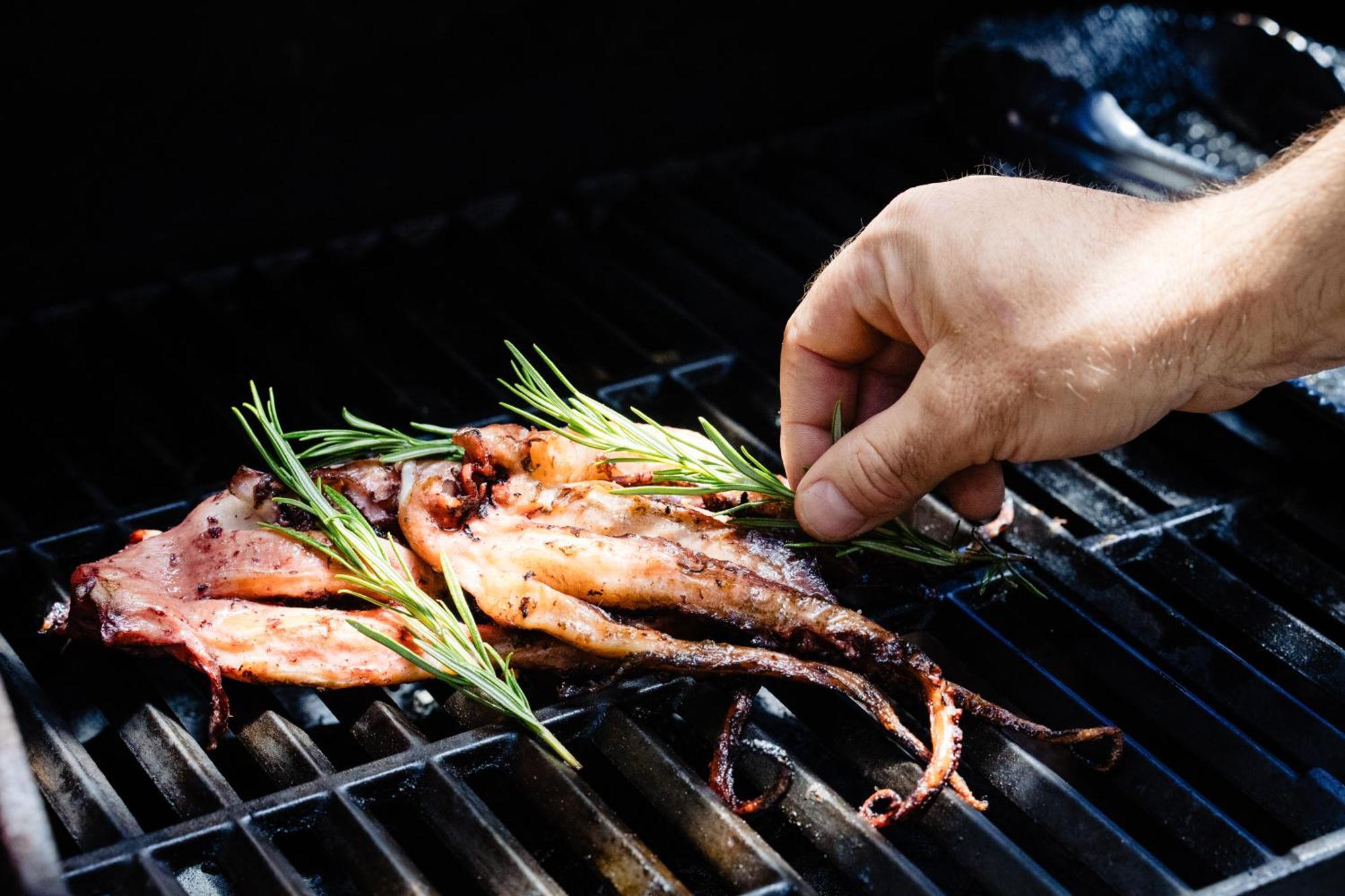 Le Hameau Des Pesquiers Ecolodge & Spa, Curio Collection By Hilton Hyeres Exterior photo Grilled rabbit