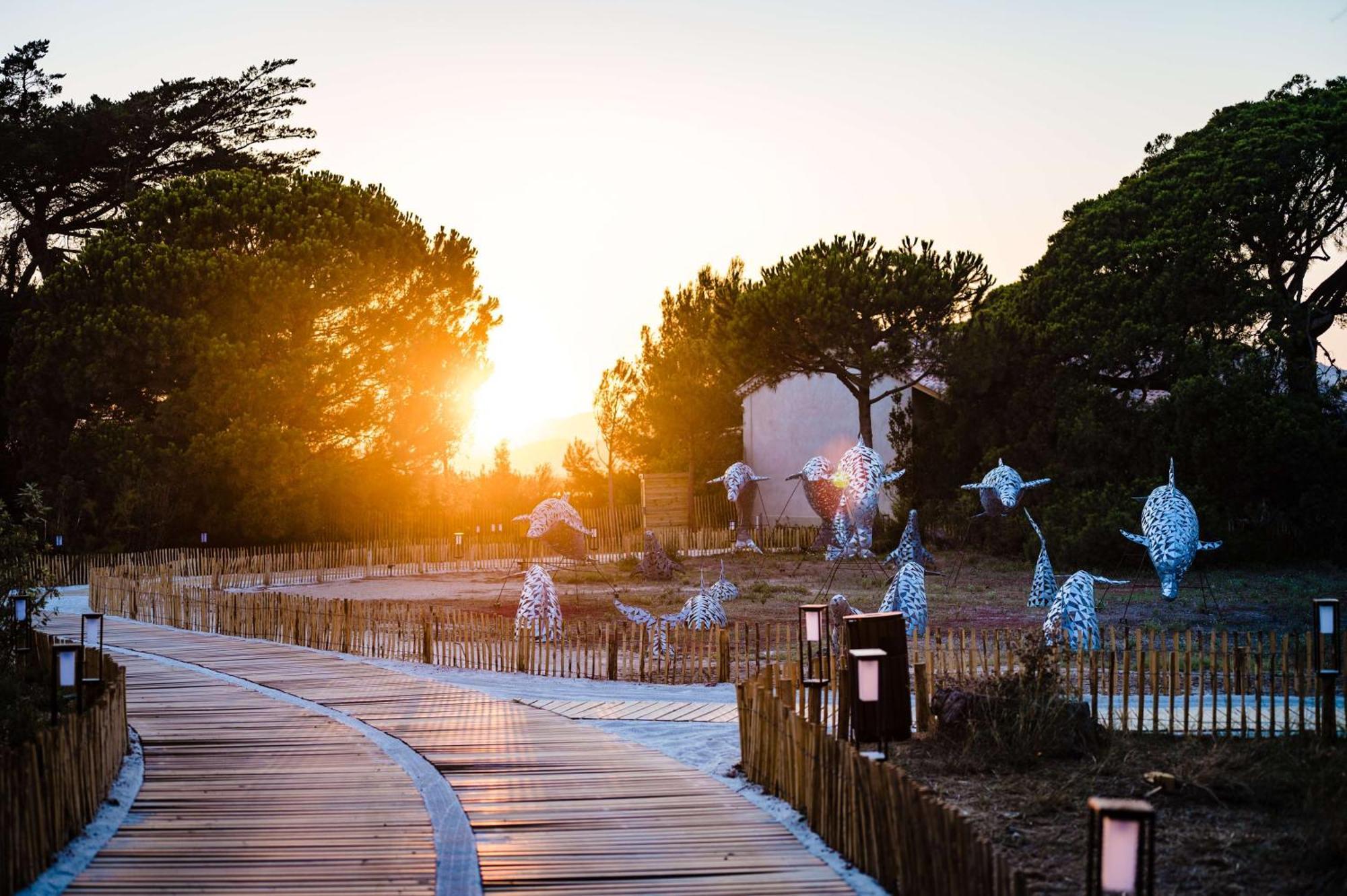 Le Hameau Des Pesquiers Ecolodge & Spa, Curio Collection By Hilton Hyeres Exterior photo