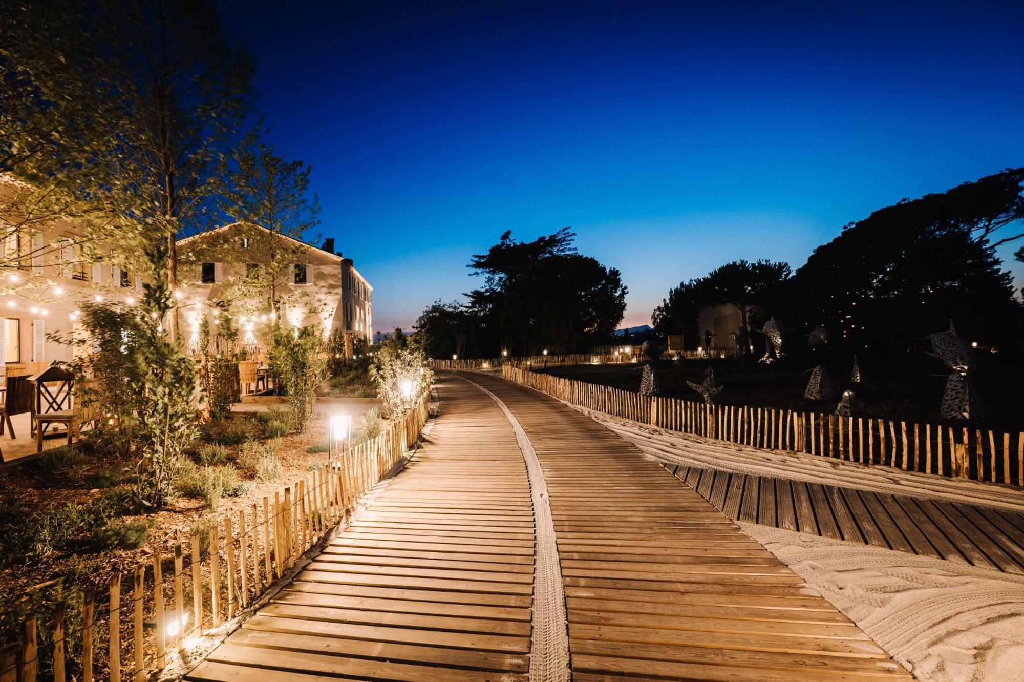 Le Hameau Des Pesquiers Ecolodge & Spa, Curio Collection By Hilton Hyeres Exterior photo