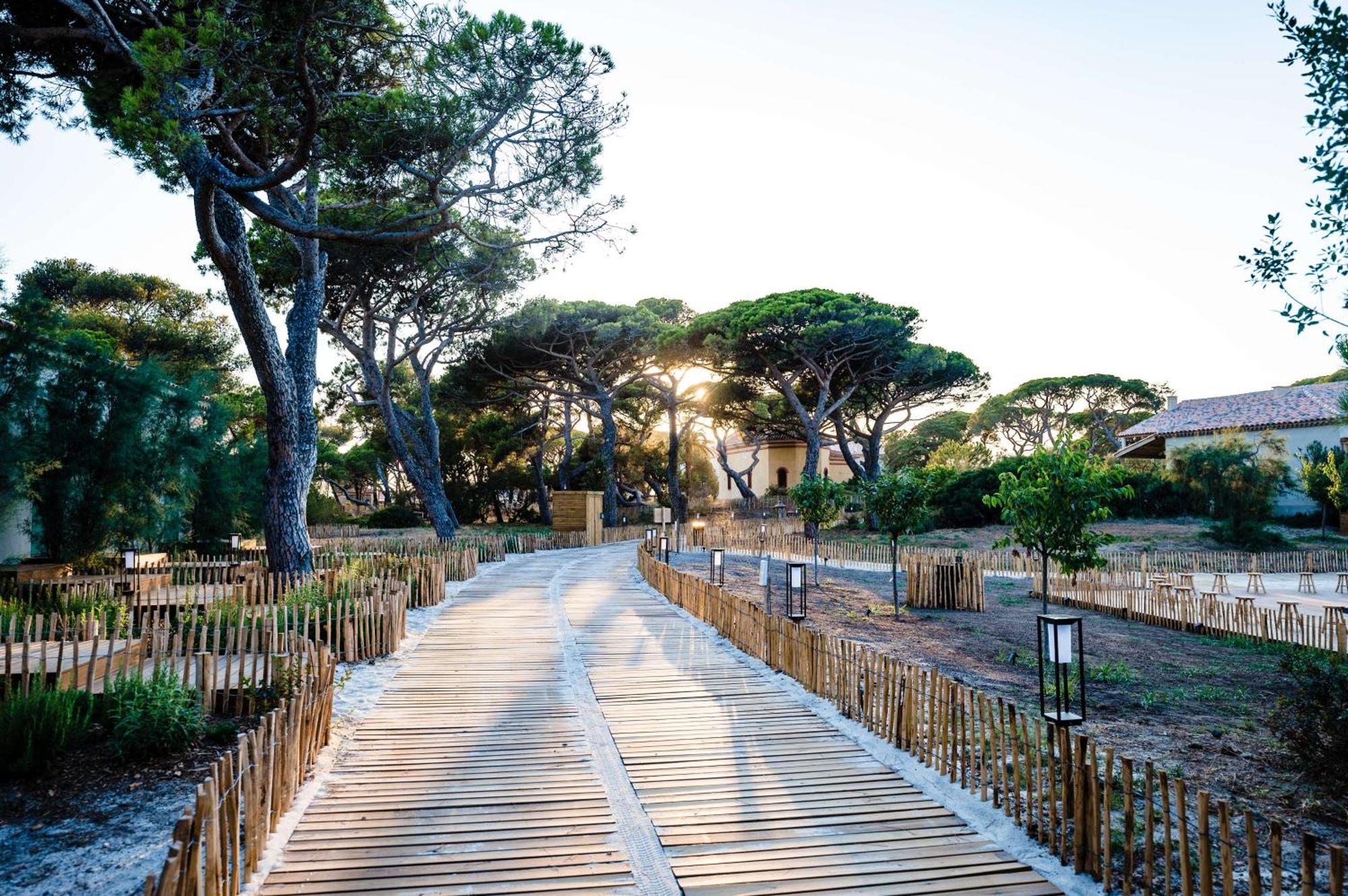 Le Hameau Des Pesquiers Ecolodge & Spa, Curio Collection By Hilton Hyeres Exterior photo